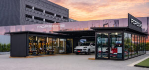 ปอร์เช่ ประเทศไทย เปิดโชว์รูมป๊อปอัพ “Porsche NOW Bangkok” ในย่านกัลปพฤกษ์ ขยายการเข้าถึงลูกค้าในฝั่งตะวันตกของกรุงเทพฯ พร้อมปูทางสู่โชว์รูมและศูนย์บริการแห่งใหม่สิ้นปีนี้